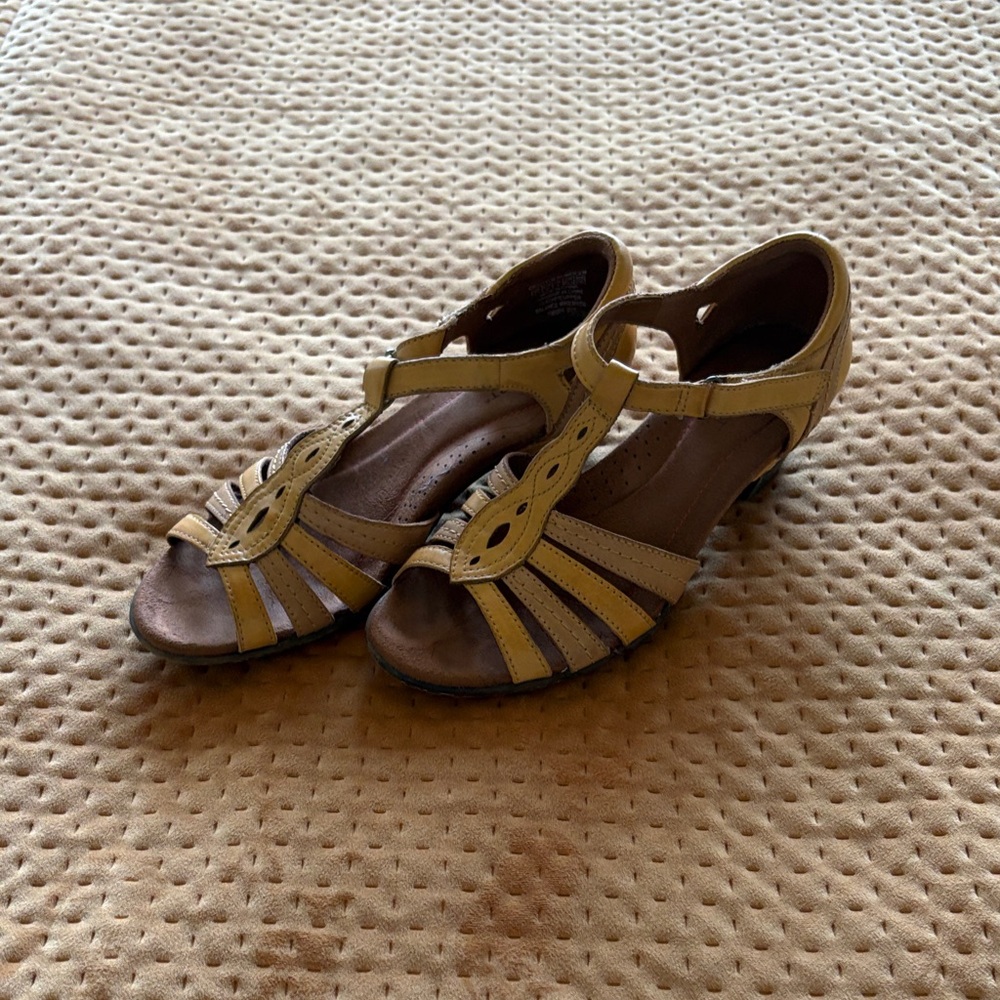 Rockport gold Women's Sandals